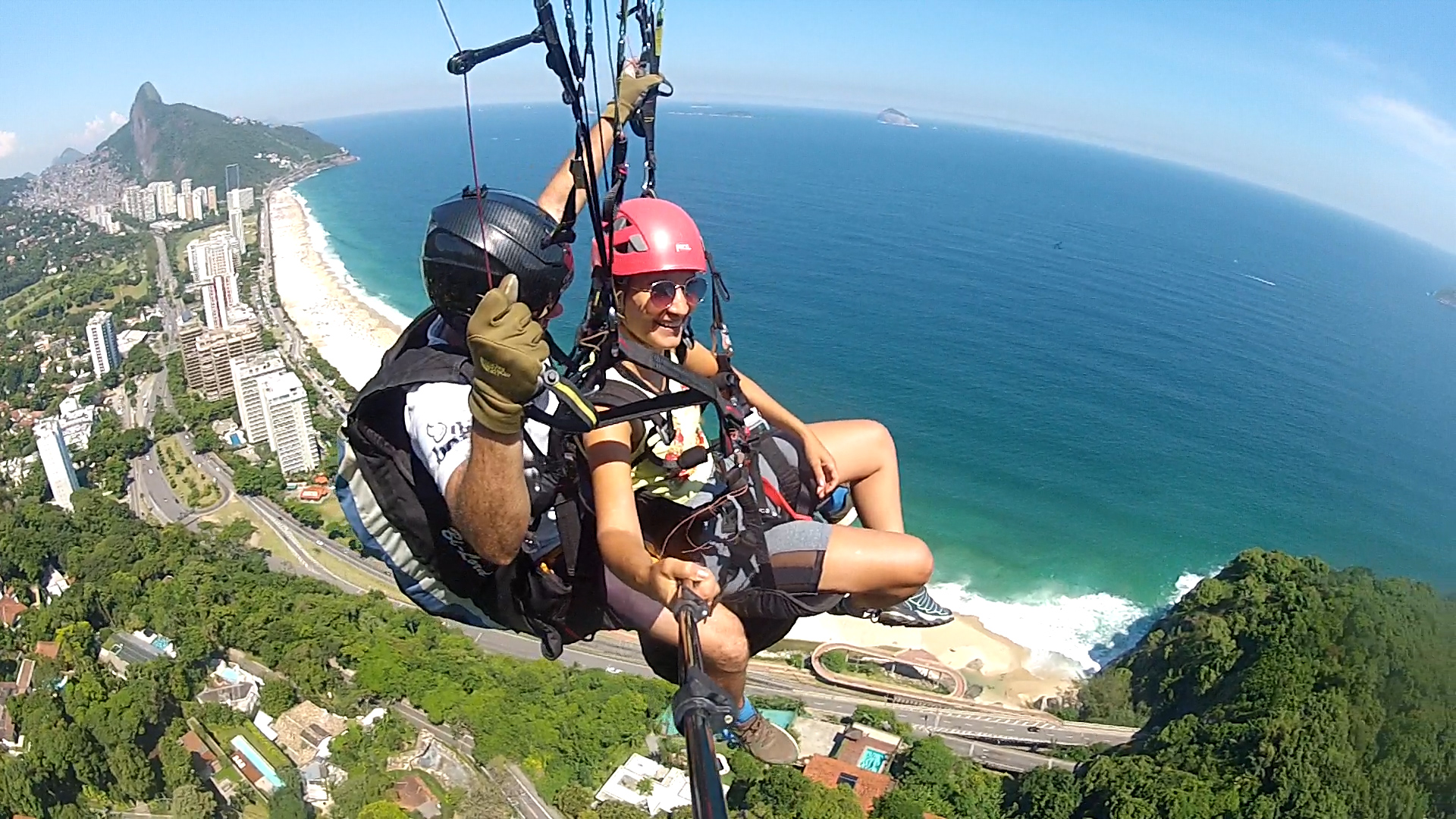 Voo duplo de parapente saindo da Pedra Bonita, em São Conrado