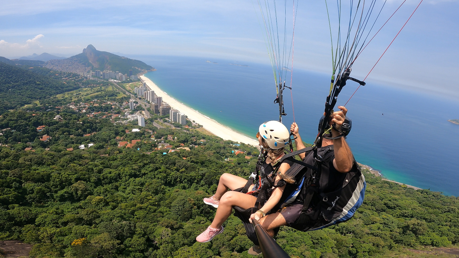 Voo duplo de parapente no Rio de Janeiro, com piloto instrutor e passageiro