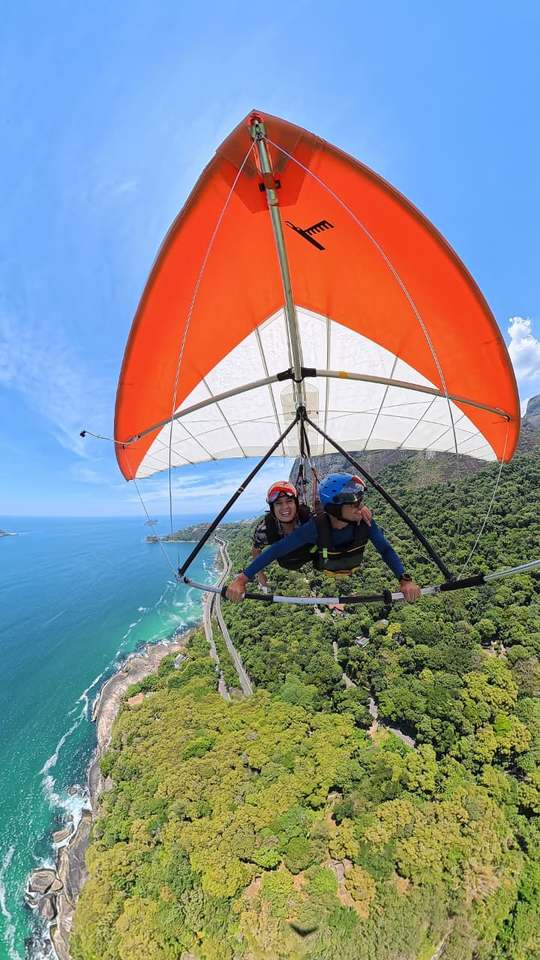 Voo de asa delta sobre a Floresta da Tijuca e o mar do Rio de Janeiro
