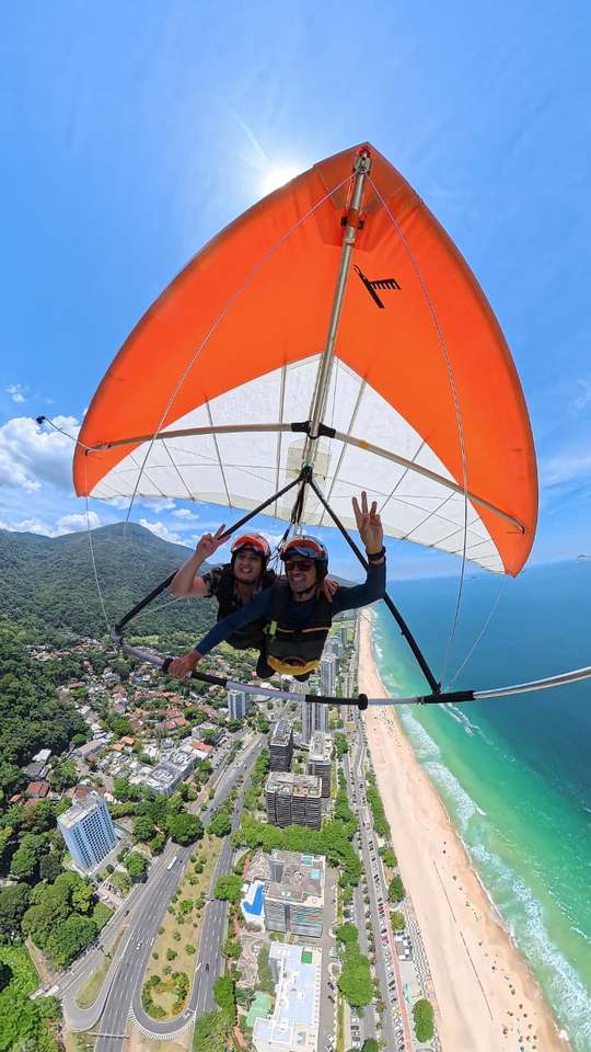 Voo duplo de asa delta sobre a praia de São Conrado, Rio de Janeiro