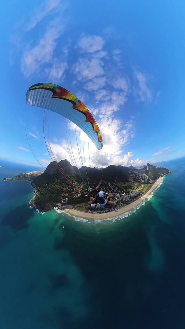 Tandem paragliding 360° photo over São Conrado with Pedra da Gávea and Dois Irmãos