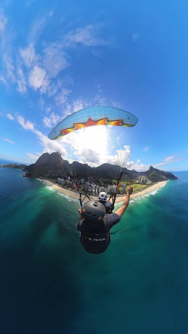 Voo de parapente sobre a praia de São Conrado, Rio de Janeiro, visto de cima